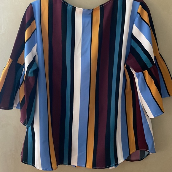 Striped, button down blouse from Davi & Dani. Size Large - Picture 6 of 7
